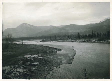 Columbia River Gorge - view of Robin's Island, Hamilton Mt. (left), Aldrich Butte (center), Table Mountain (right). (source: Oregon State Archives)
